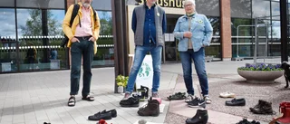 Tyst manifestation – många par skor utanför Stadshusets entré: ”Vi kan ju inte uppmana folk att samlas”