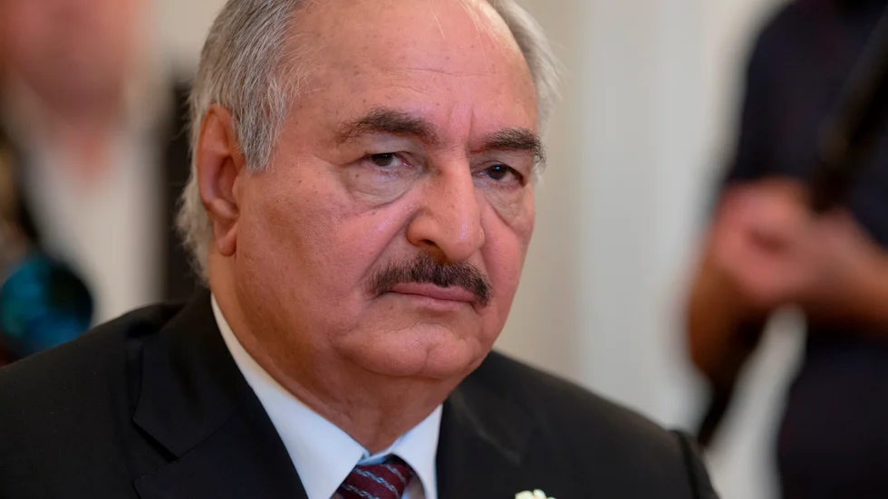 Den libyske krigsherren Khalifa Haftar i samband med ett möte med Rysslands utrikesminister Sergej Lavrov i Moskva 2017.