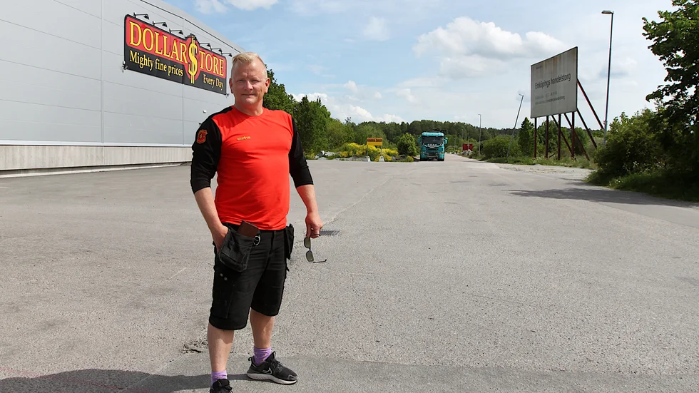 ”Självklart får det här betydelse för butiken, men även för andra butiker i området. Nu kan man åka bakvägen, från exempelvis Fanna för att nå handelsområdet” säger Magnus Olsson, butikschef på Dollar Store i Enköping, om att Malmagatan nu öppnats för trafik.