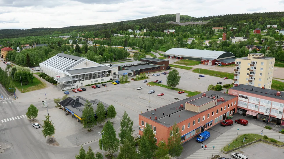 Utomhusbadet i Malmberget har varit ett stående inslag för badsugna under sommaren men i år så håller inget av kommunens badhus öppet förrän i början på augusti. 