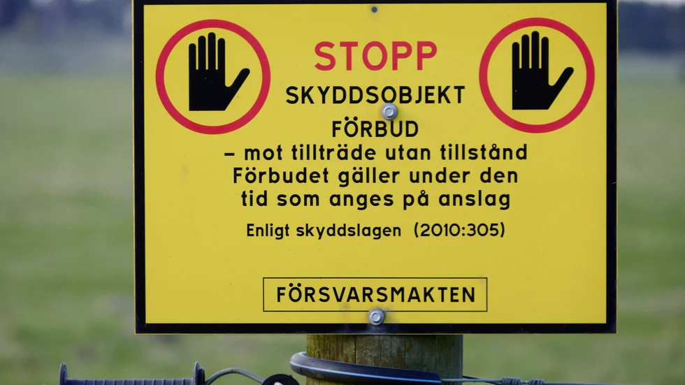 Luleå tingsrätt menar att det inte är ställt utom rimligt tvivel att turisten hade uppsåt att avbilda ett skyddsobjekt. "Förbudsskylten intill planet är liten och påståendet att han inte såg den från vägen när han stannade kan inte lämnas utan avseende", skriver domstolen.