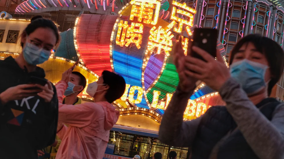 Spelande i coronatider i Macao, Kina.