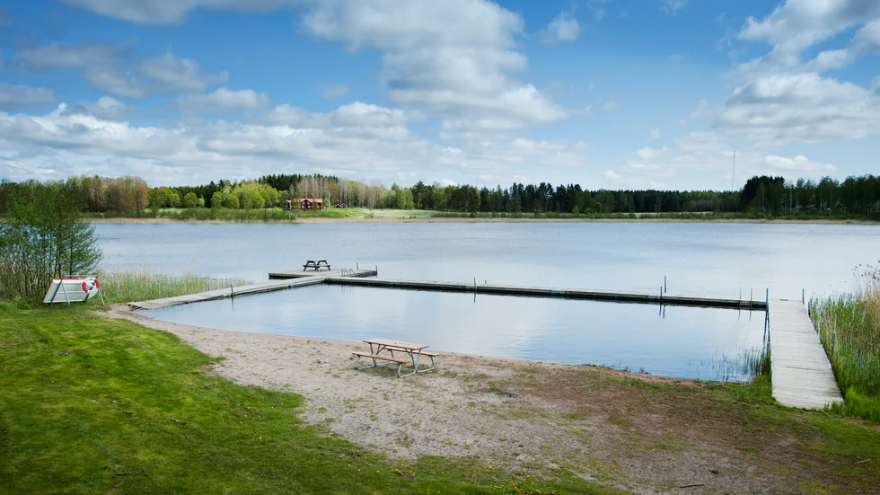 Bålsjöbadet i Ålberga är en av de badplatser som Nyköpings kommun kontrollerar under sommaren för att bland annat se om det finns någon algblomning. Arkivbild.