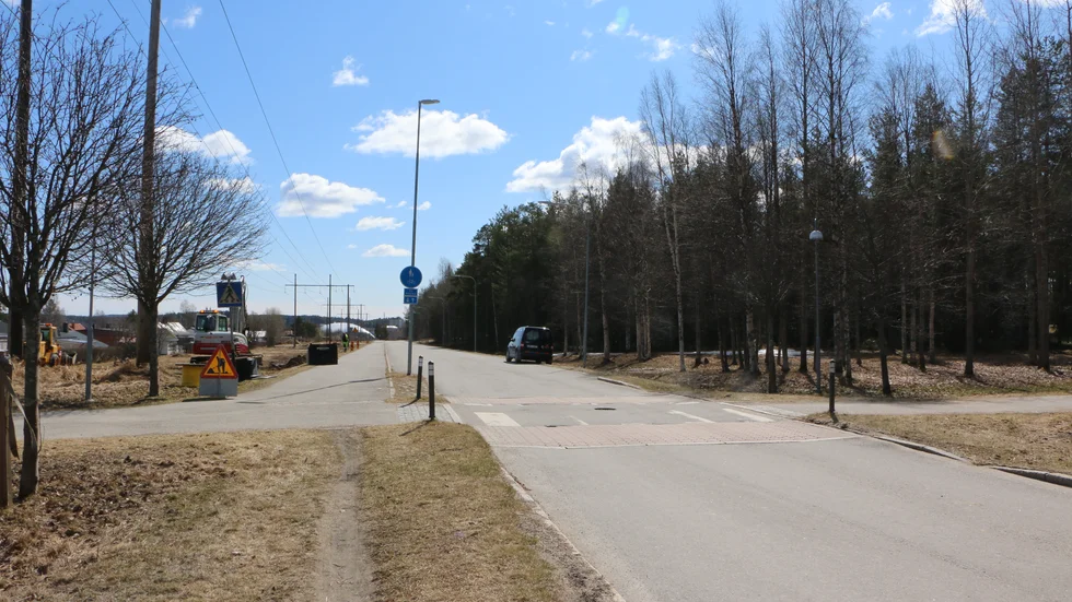 Gång- och cykelvägen längs Nils Edéns väg, från gångvägen mot musikhögskolan och ner till Abjörnssons väg, ska förses med belysning. När det är klart plockas vägbelysningen på motsatta sidan.