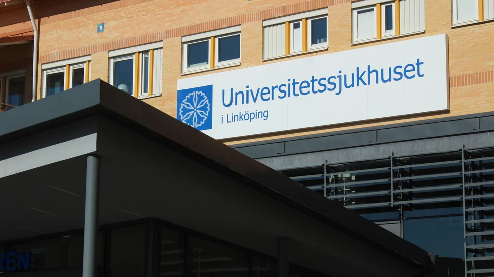 Östgötsk läkare får kritik efter att ha missat att pojken hade inflammerad blindtarm.