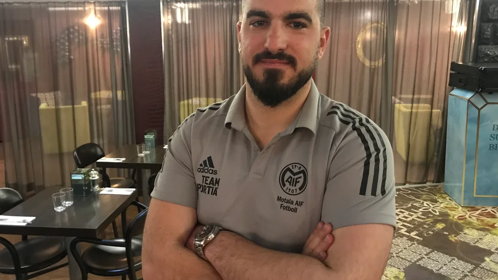 Dribbla United-profilen Elias Hanna lämnar Dribbla United efter uppgången till ettan. Nu ska han bara jobba med Motala AIF och har gått in i sin nya klubbs styrelse. "Maif är en pappa för mig", säger Elias.