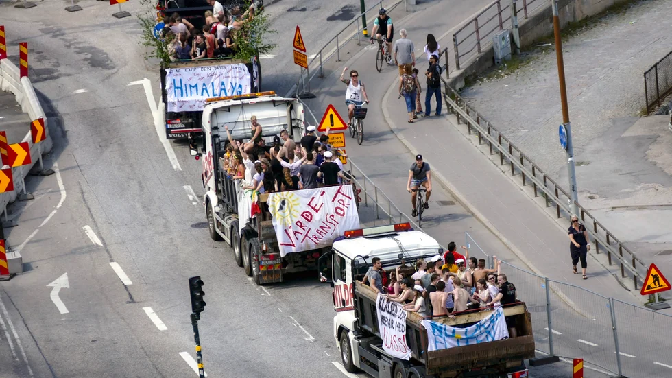 Studentflak på rad i trafikledningen vid Slussen i Stockholm 2016. Arkivbild.