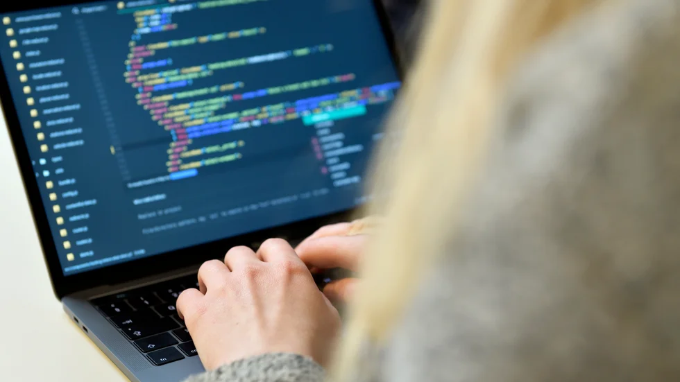 För den som exempelvis vill bli programmerare är teknikprogrammet en bra utbildning. Men när programmet inte finns på hemmaplan förlorar kommunen högpresterande elever, menar skribenten.