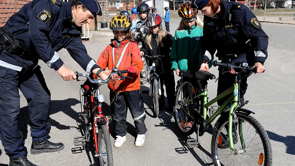 Poliserna Bertil Sandström och Sara Mattila kollade så att Tilda Ludvig och Jenny Södersten hade säkra cyklar.