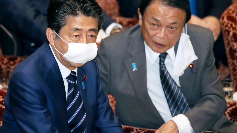Japans premiärminister Shinzo Abe och hans finansminister Taro Aso. Arkivbild.