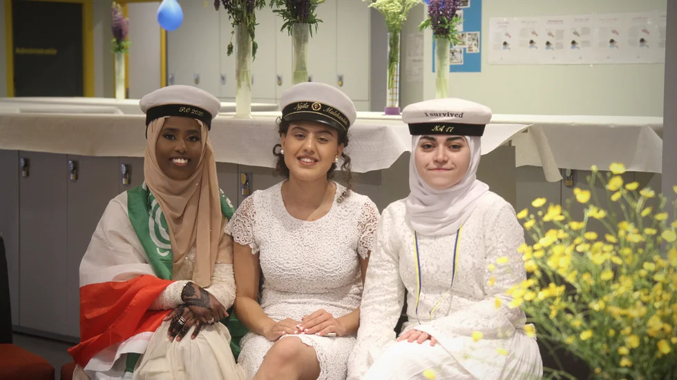 Sagal Osman Mohamud (SA), Najla Malekzadah (SA) och Ola Al Khayat (NA) under studentfirandet. Den sistnämnda fick ta emot stipendium för att ha marknadsfört skolan på ett bra sätt.
