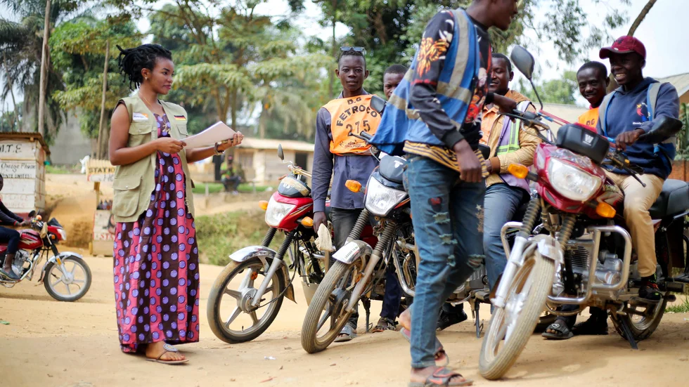 En frivillig hälsovårdsarbetare informerar personer i Kongo-Kinshasa om hur de ska undvika att smittas av ebola. Arkivbild.