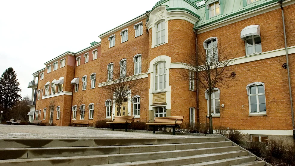 Här ser vi Nyströmska skolan i Söderköping. En klassisk byggnad i staden som under ett sekel tjänstgjorde som lasarett. 1995 öppnades ett "kunskapscenter" i fastigheten där Nyströmska skolan ingick/ingår. 
