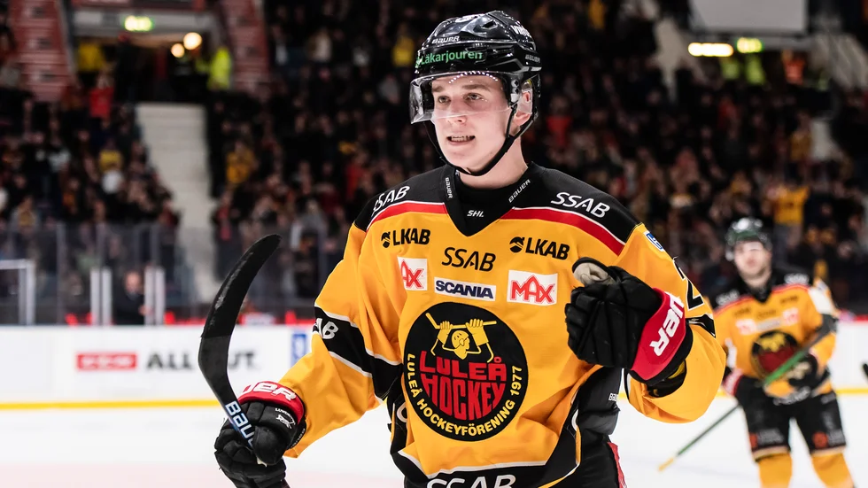 Nils Lundkvist gjorde stor succé i Luleå Hockey den senaste säsongen och förväntas skriva på ett NHL-avtal med New York Rangers men beskedet kan dröja.