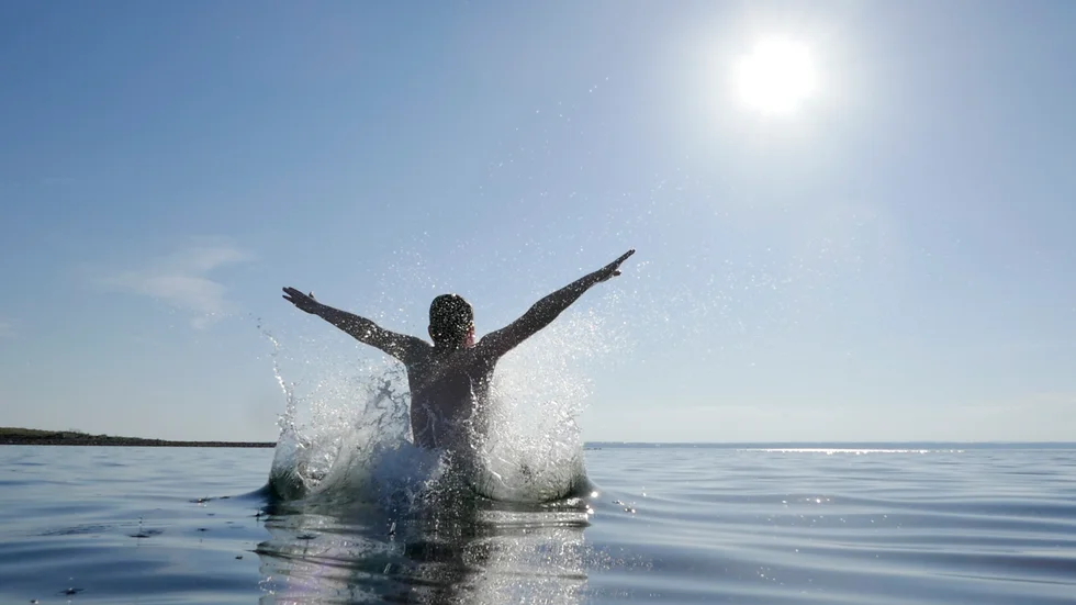 Badet i Fjällnora har varit en vilsam oas för naturister under femtio år, skriver elva upplänningar.