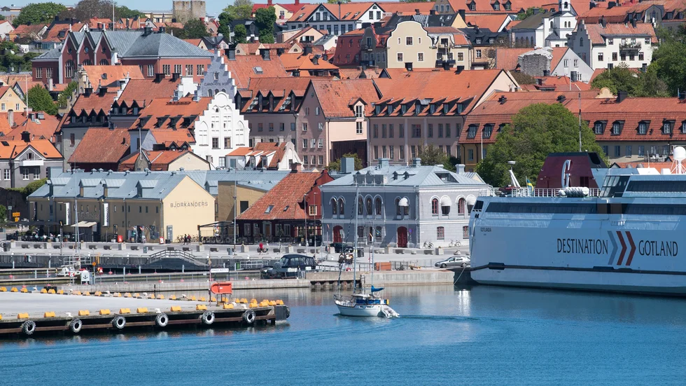 En anstormning väntar de smala gränderna i hansestaden Visby.