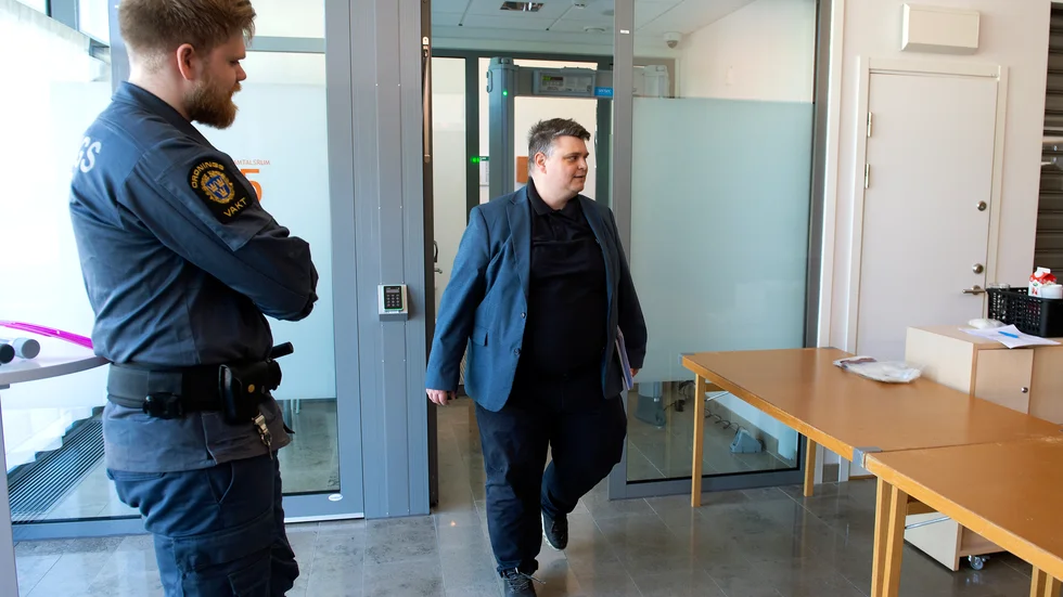 Åklagare Fredrik Beijar har nu låtit släppa tre av de sex personer som varit högaktuella i utredningen av mordet vid Rosvalla i början av sommaren. 