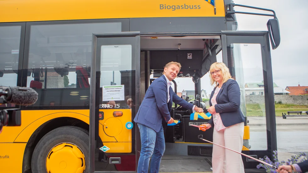 Per Thorsell, vd för Bergkvarabuss och Eva Nypelius (C), regionstyrelsens ordförande på Gotland, klippte band vid invigningen.