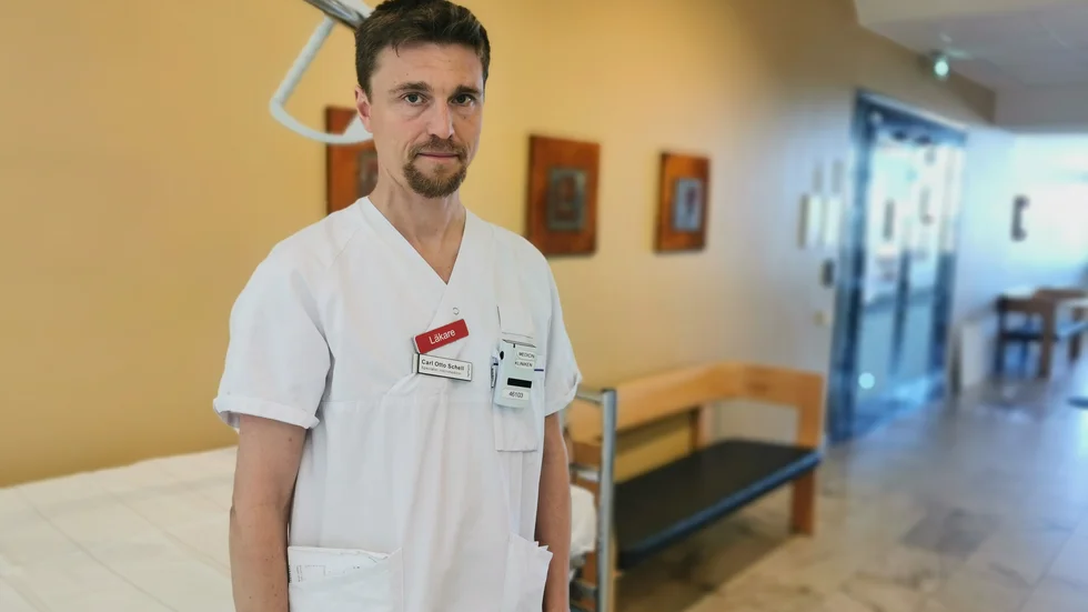 Carl Otto Schell är läkare på covid-avdelningen. "Vi har vänt upp och ner på verksamheten" säger han.