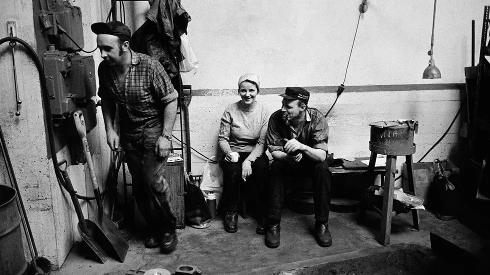 Den här bilden har Jean Hermanson tagit på SKF i Katrineholm1969. Bredvid Maritta Söderström sitter Harry Ågren. 