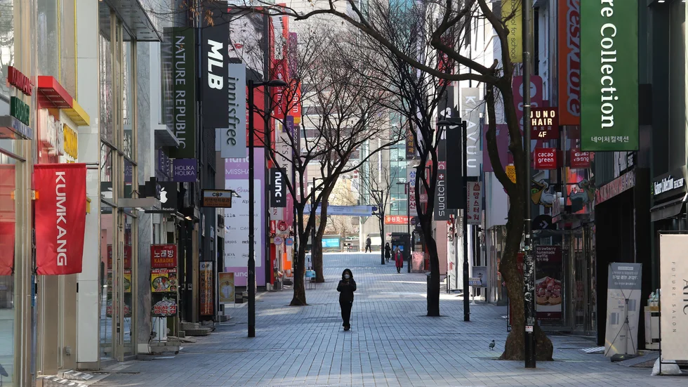 En nästan öde shoppinggata i Seoul i slutet av mars.