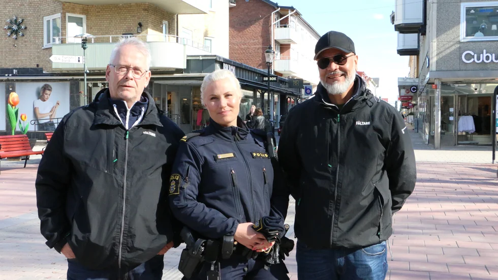 Områdespolisen Emma Svensson har ett nära samarbete med fältarna Anders Elvhäger (till vänster) och Carlos Pereyra (höger). Arrangemanget Vuxna på stan under Valborgs gör de tillsammans. (Arkivbild)