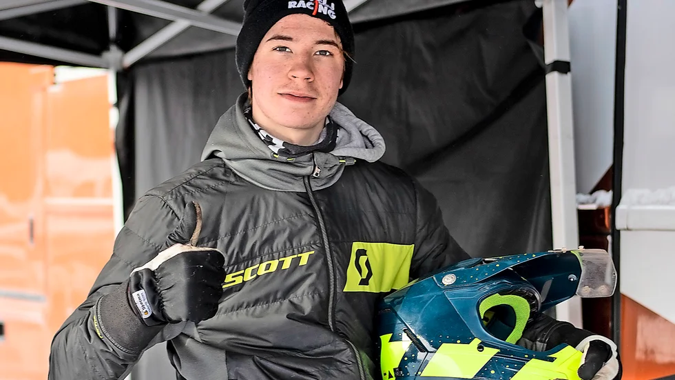 Emil Harr försvarade sin titel i USA. Skoterföraren imponerade stort under säsongens sista tävlingshelg och kan räknas in som världens bästa skoterförare.