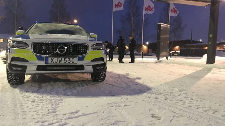 En bilist körde in i en stolpe på tisdagsmorgonen. 
