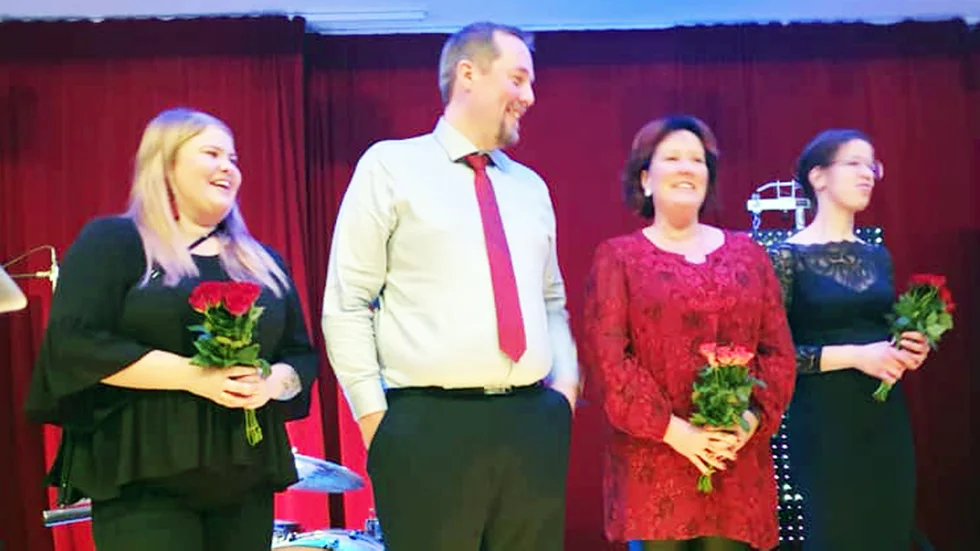 Boliden Electro och Högkammen sponsrade julfesterna. Från vänster: Ida Lindgren, Boliden Electro, Jens Holmqvist, konferencier, Susanne Nygren och Anna Björk, båda från Högkammen. 