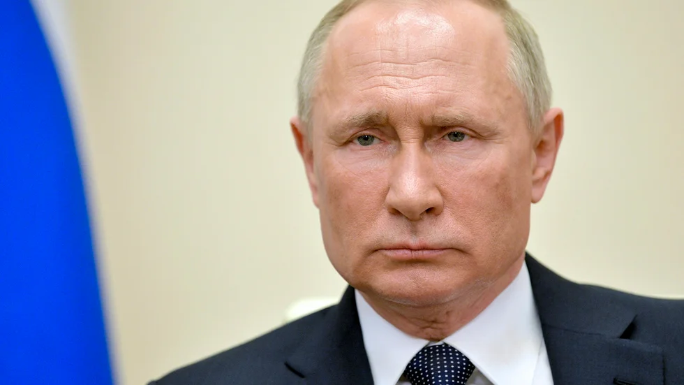 Vladimir Putin vill återuppväcka Sovjetunionen.