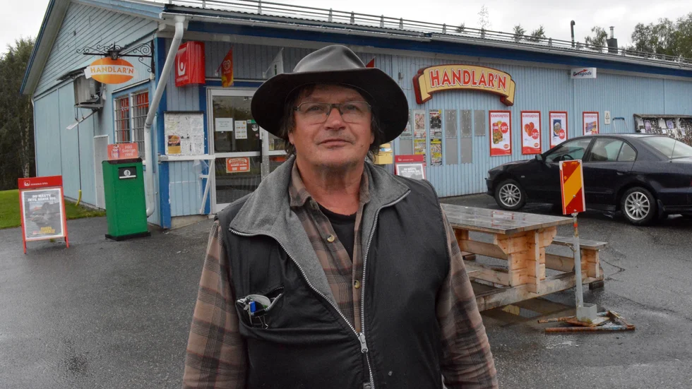 Jari Reconius är en av Adakborna som kämpar för att hålla liv i byns affär.