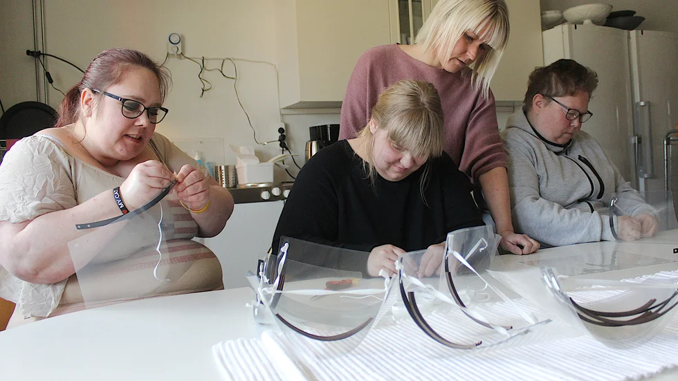 1 500 skyddsvisir har tillverkats så här långt i Framstegsaffären, där bland annat Anne-Lie Jensen, Emelie Oskarsson och Anna Karlsson jobbar. "Det är ett uppskattat arbete", säger handledaren Sofie Eckerstig.