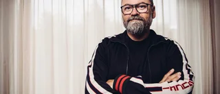 Programledaren Adam Alsing död i covid-19