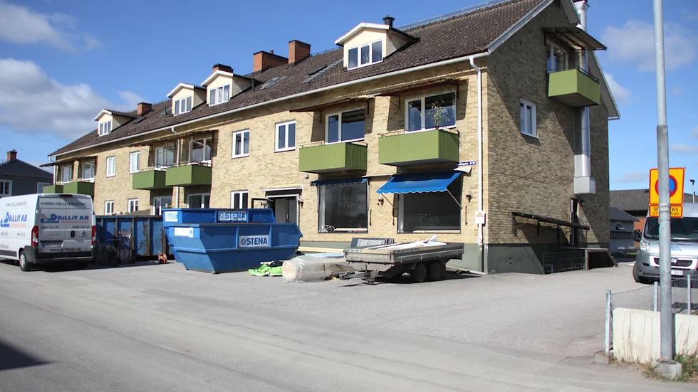 Pizzerian på Aspedalsgatan i Hultsfred håller som bäst på att förvandlas till lägenheter. Fram på höstkanten ska de vara klara, är målsättningen.