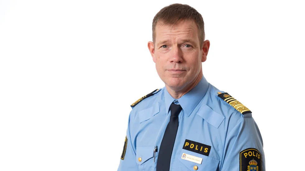 Micael Säll Lindahl, regionpolischef i norra Sverige, försvarar beslutet att låta den dömde polismannen jobba vidare.