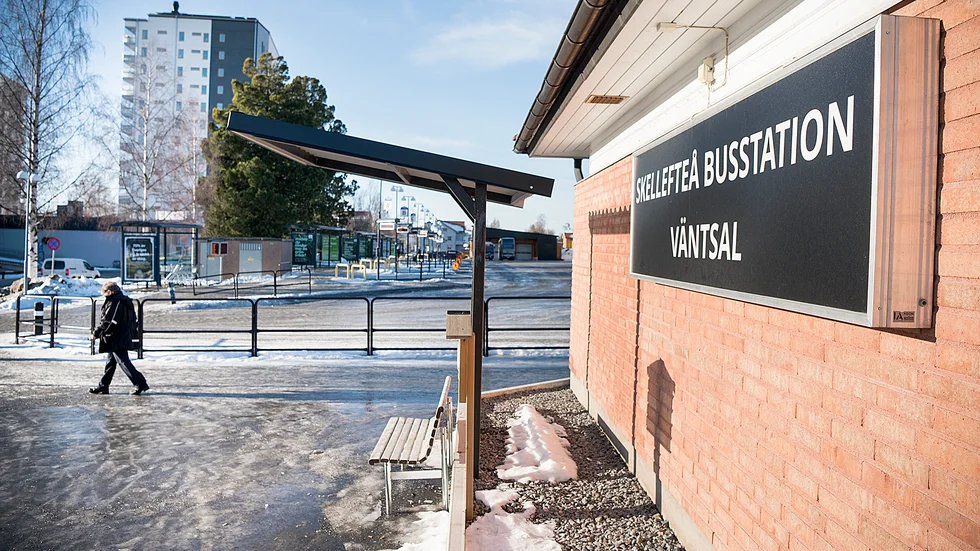 Ett kafé kunde göra busstationen till en mötesplats som i sin tur ökade tryggheten, menar skribenten. 