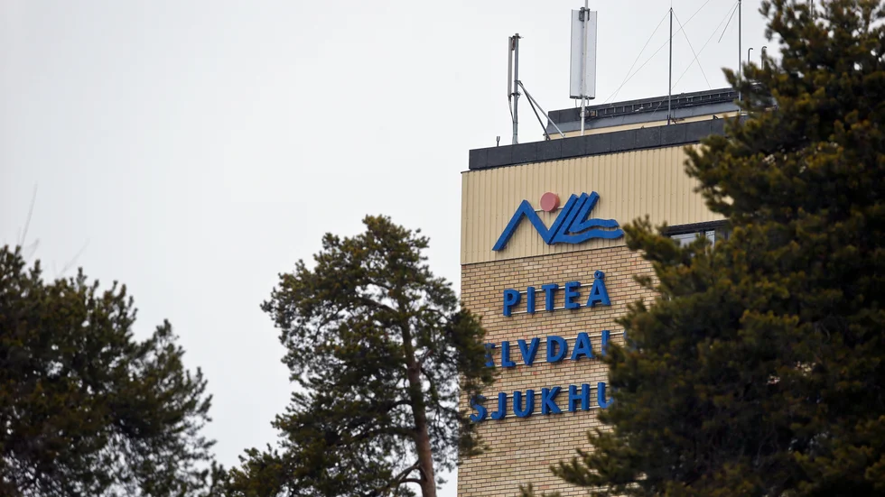 Utbredd sjuksköterskebrist gör att antalet vårdplatser på Piteå sjukhus kommer att hamna på rekordlåga nivåer i sommar. (Arkivbild)