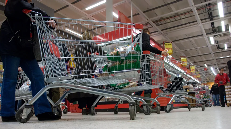 50-åringen lastade kundvagnen med en elsparkcykel och flera klädesplagg till ett sammanlagt värde av 4 500 kronor innan han körde ut genom butikens automatiska entrégrindar utan att betala för varorna.