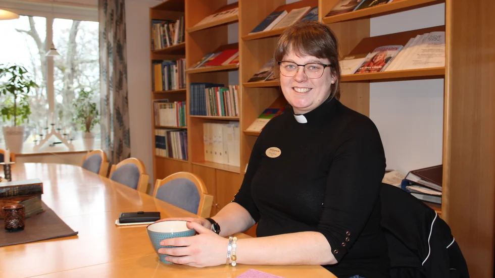 Emelie Hjerth är prästen som har en bakgrund som socionom. Det är en bra kombination i arbetet med Åtvids församlings diakonimottagning.