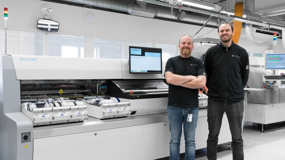 En ny ytmonteringsmaskin är den senaste stora investeringen hos Optronic. På bilden Samuel Westermark och Thomas Schönfeldt.