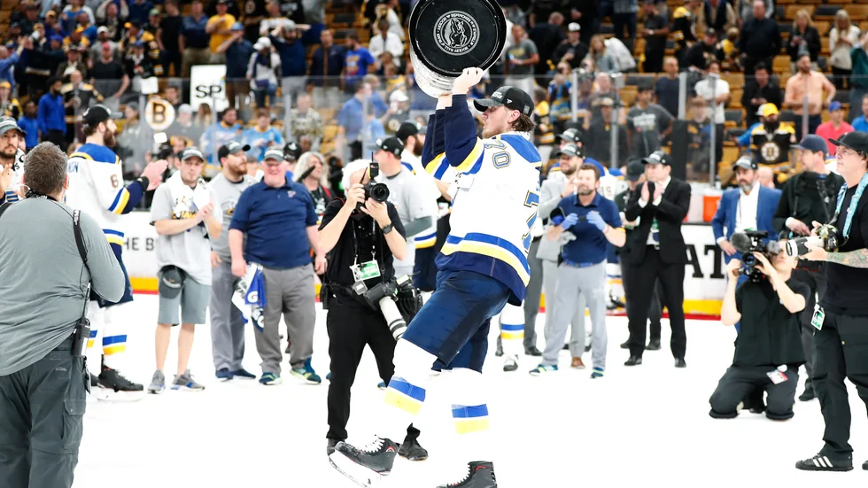 Oskar Sundqvist hoppas att hans St. Louis Blues ska kunna försvara Stanley Cup-titeln från i fjol.