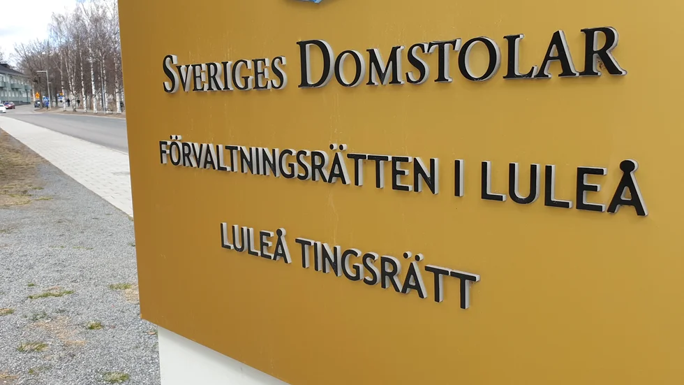 Den svårt traumatiserade kvinnan anmälde att hon våldtagits och misshandlats ett drygt år tidigare. Omständigheterna är speciella, men tingsrätten tror på kvinnan och dömer mannen till 3,5 års fängelse.  