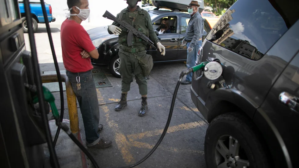 Oljelandet Venezuela har stora svårigheter med att raffinera råvaran till bränsle. Bild från bensinstation i Caracas i april. Arkivbild.