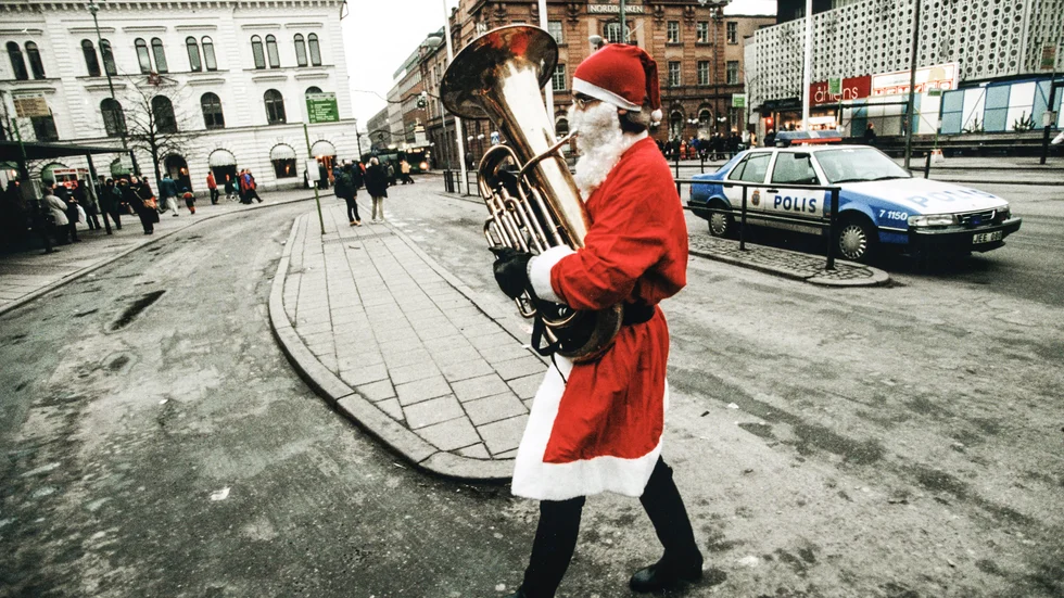 Det är första advent 1998 och Uppsala är fullt av tomtar, lotteristånd och barn. På Stora torget spelar studentorkestern Hornboskapen. Julsången Tipp tapp, tipp tapp, tippe-tippe tipp tapp, ljuder ur Mattias Johanssons tuba även när han går. 