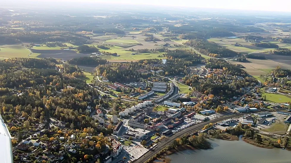 Insändarskribenten menar att politikerna i Gnesta måste ta sitt ansvar och vara väldigt tydliga med sina mål och visioner om att hela kommunen ska leva, inte bara ”mellan rondellerna”.