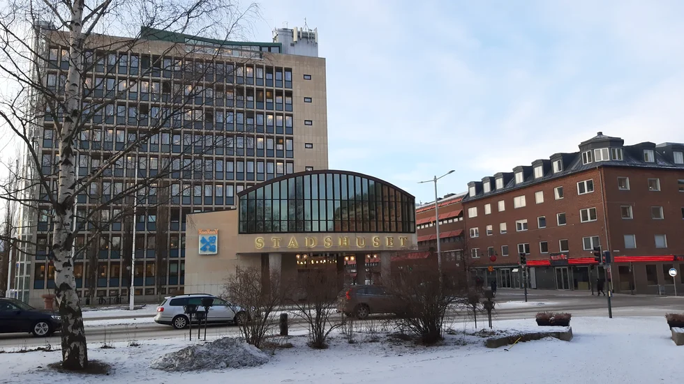 Kommunrevisionen fortsätter att låta revisionsbyrån sköta diarium och handlingar. 2008 när JO granskade hanteringen svarade revisionen att man skulle ändra på detta.
