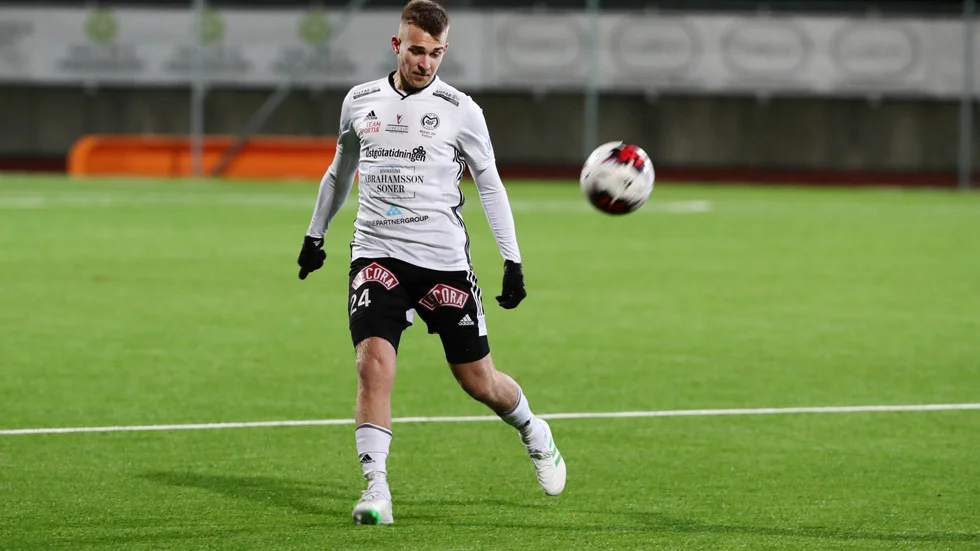 Viktige mittbacken Jesper Merbom Adolfsson har skrivit på för en fortsättning i Motala AIF och Lessebosonen följer alltså med till söderettan 2020.