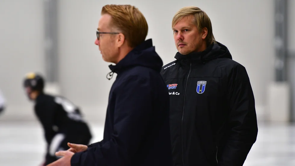 Sirius klubbchef Jimmy Helmersson (t h) tillsammans med lagledaren Kristofer Ekdahl under ett träningspass i Relitahallen.