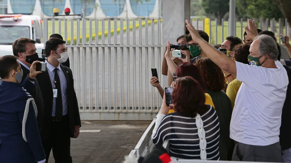 Brasiliens president Jair Bolsonaro möter anhängare utanför presidentpalatset Alvorada.