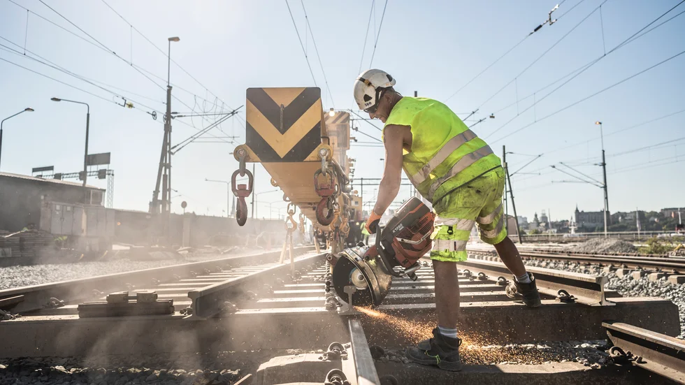 Underhållet av vägar och järnvägar bör skruvas upp och investeringar som kan tidigareläggas bör tidigareläggas, anser debattörerna. 